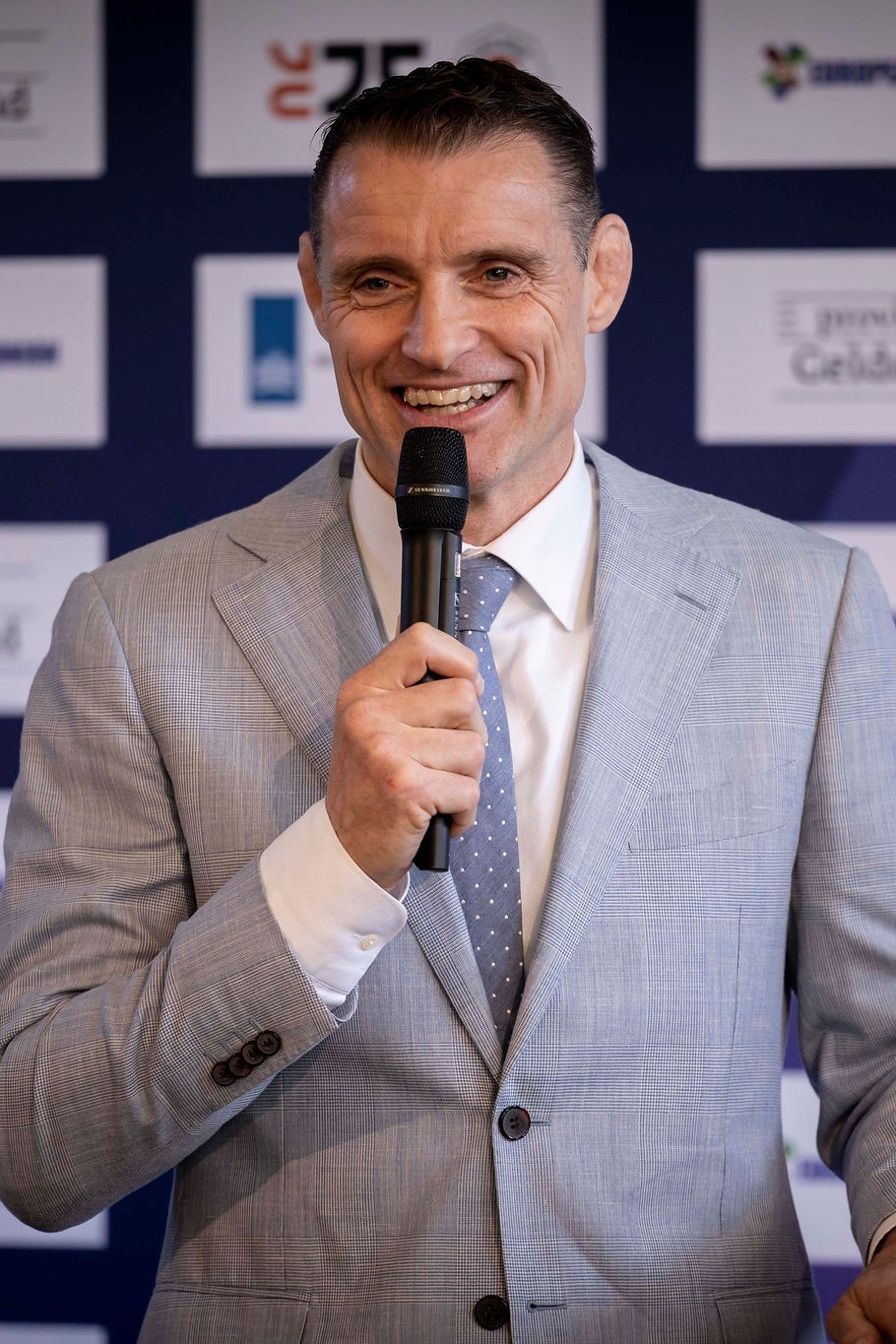 E9jFBfL7IFO17Ol0l3xTTwORptyELJ-metaTWFyay1IdWl6aW5nYS5qcGc=-